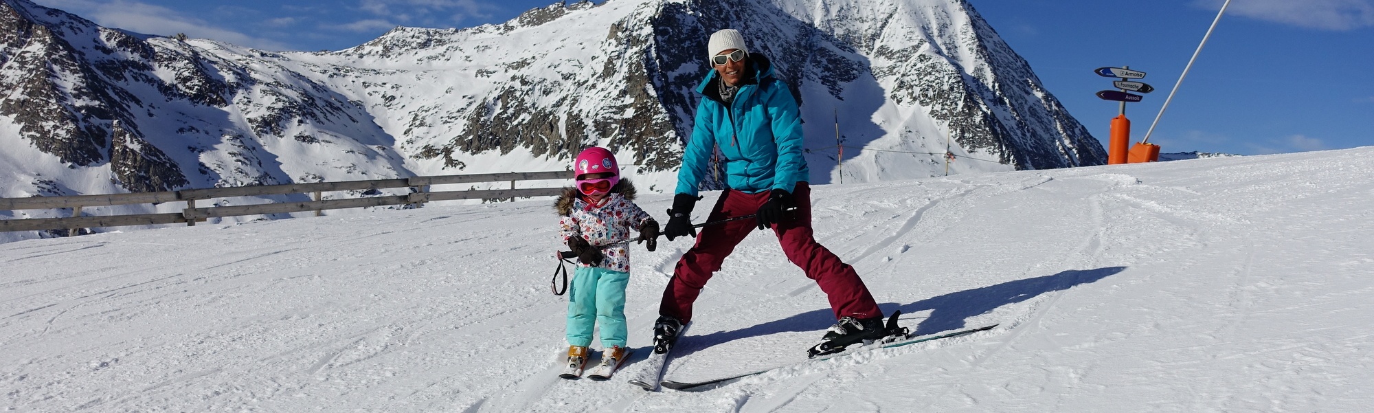 Apprentissage du ski de façon ludique pour un petit bout de 2 ans avec Angie ski