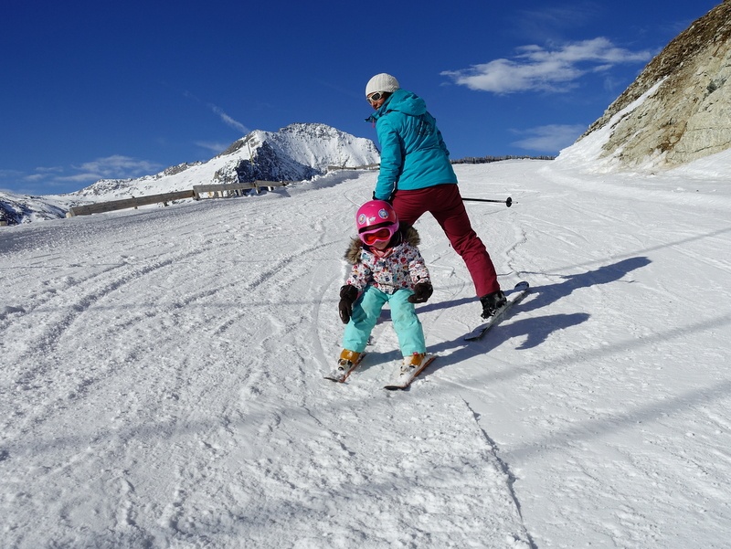 Apprentissage du ski pour enfant en passant par le jeu, petit pont avec Angie ski